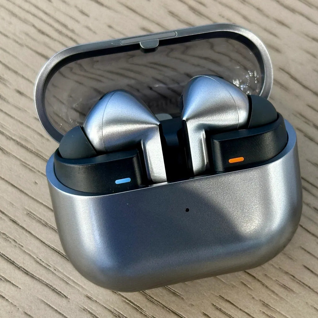 Samsung Galaxy Buds 3 Pro - white and Black